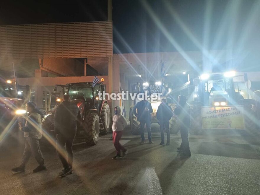 Αγρότες: Έκλεισαν με τα τρακτέρ για όλα τα οχήματα το τελωνείο των Ευζώνων