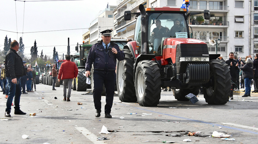 Έφυγαν τα τρακτέρ από την Αθήνα, άνοιξαν οι δρόμοι - Δείτε βίντεο και φωτογραφίες