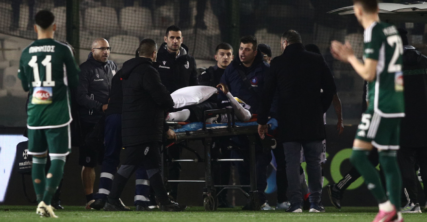 Σοβαρός τραυματισμός Μπάμπα στη Λεωφόρο, έφυγε με ασθενοφόρο από το γήπεδο - Δείτε βίντεο με τη σύγκρουση των παικτών