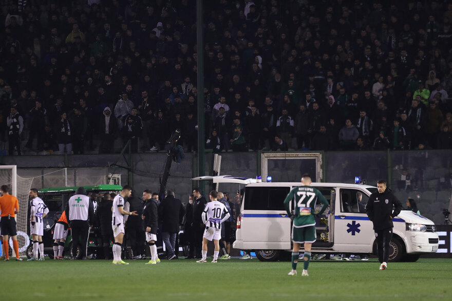 Σοβαρός τραυματισμός Μπάμπα στη Λεωφόρο, έφυγε με ασθενοφόρο από το γήπεδο - Δείτε βίντεο με τη σύγκρουση των παικτών