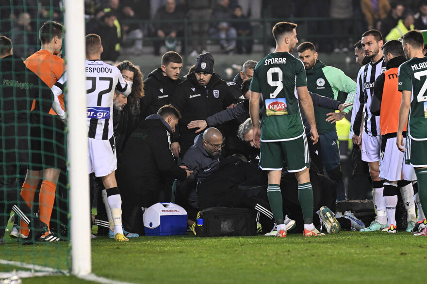 Σοβαρός τραυματισμός Μπάμπα στη Λεωφόρο, έφυγε με ασθενοφόρο από το γήπεδο - Δείτε βίντεο με τη σύγκρουση των παικτών