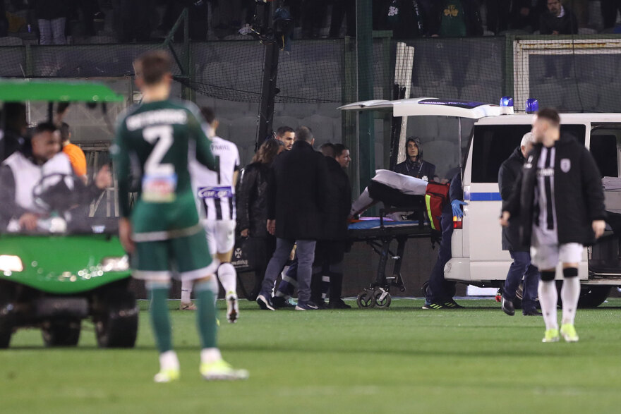 Σοβαρός τραυματισμός Μπάμπα στη Λεωφόρο, έφυγε με ασθενοφόρο από το γήπεδο - Δείτε βίντεο με τη σύγκρουση των παικτών