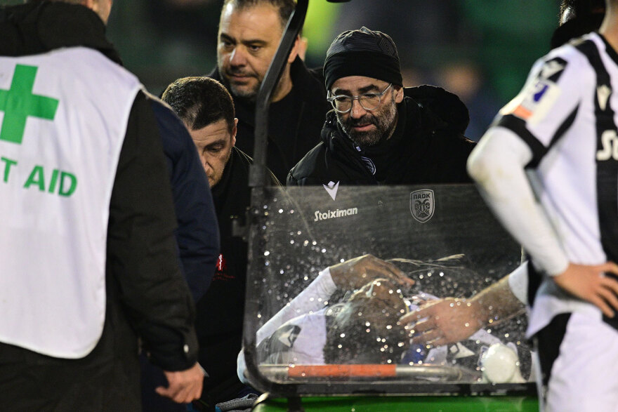 Σοβαρός τραυματισμός Μπάμπα στη Λεωφόρο, έφυγε με ασθενοφόρο από το γήπεδο - Δείτε βίντεο με τη σύγκρουση των παικτών