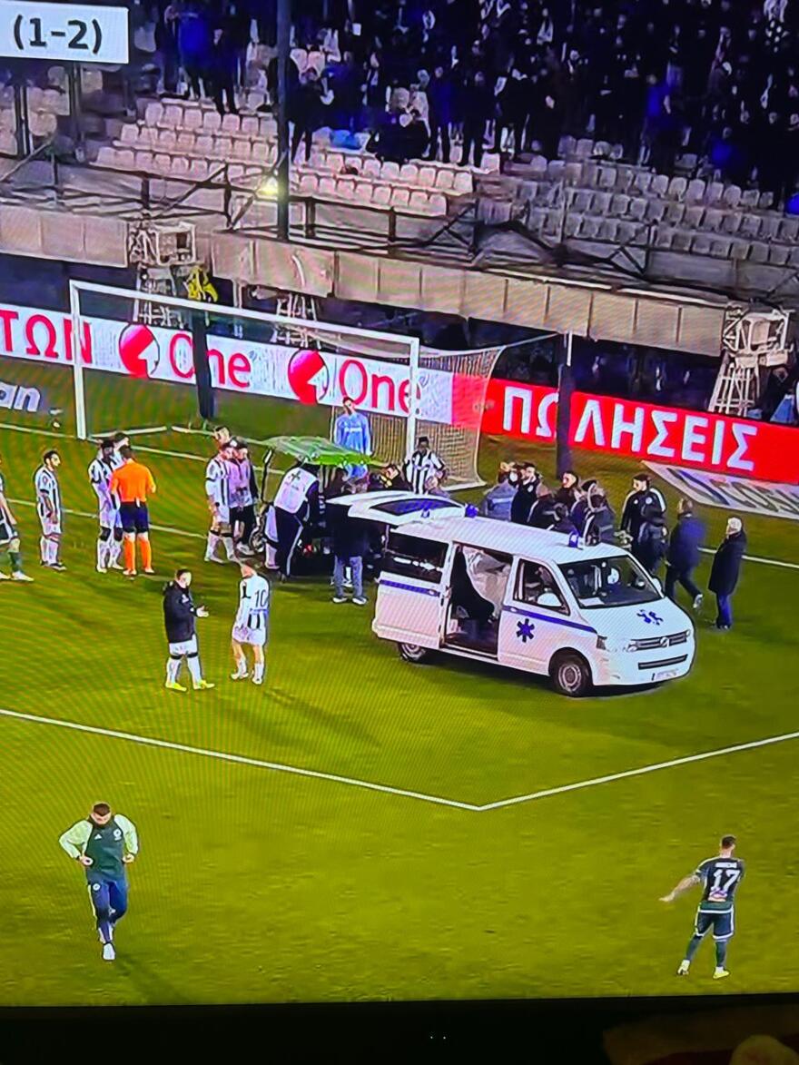 Σοβαρός τραυματισμός Μπάμπα στη Λεωφόρο, έφυγε με ασθενοφόρο από το γήπεδο - Δείτε βίντεο με τη σύγκρουση των παικτών