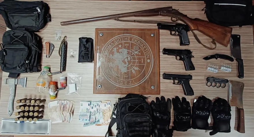 Έδερναν αστυνομικούς, απειλούσαν με όπλα και έκαναν επιθέσεις σε φιλάθλους