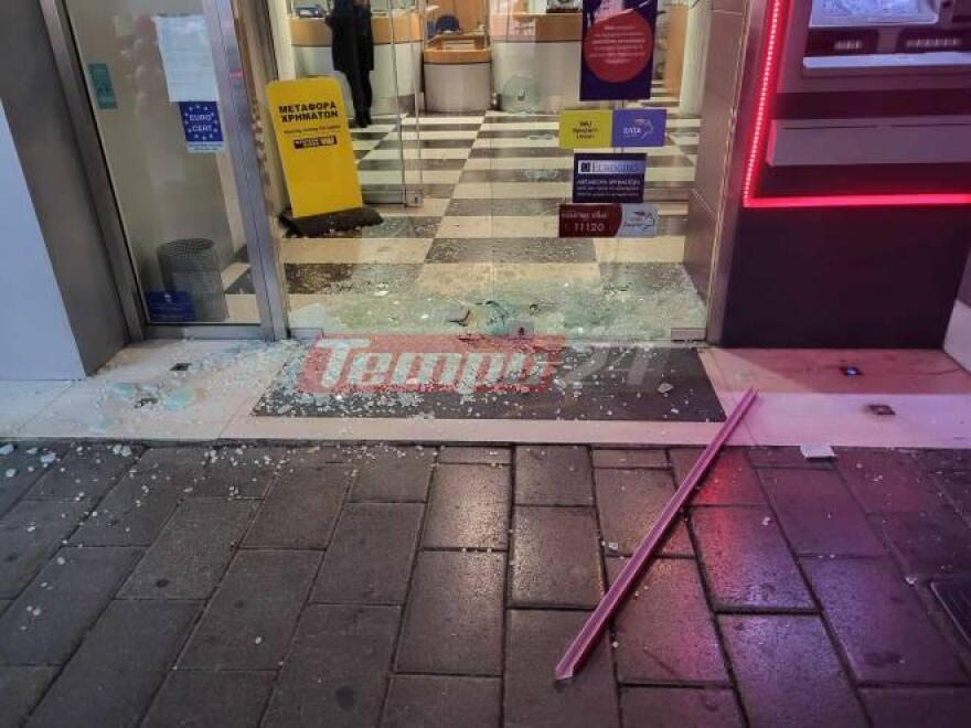 Πάτρα: Αναρχικοί έκαναν «γυαλιά καρφιά» τα ΕΛΤΑ - Μέσα ήταν εργαζόμενοι και πολίτες