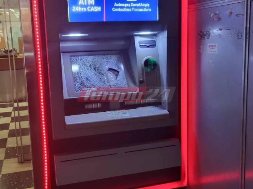 Πάτρα: Αναρχικοί έκαναν «γυαλιά καρφιά» τα ΕΛΤΑ - Μέσα ήταν εργαζόμενοι και πολίτες