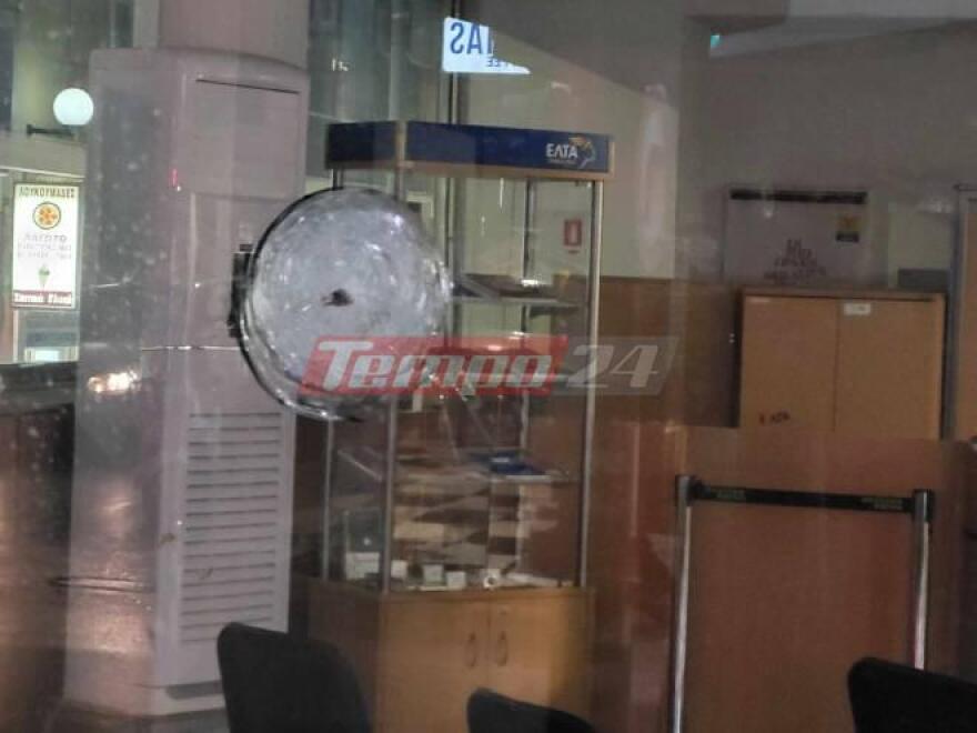 Πάτρα: Αναρχικοί έκαναν «γυαλιά καρφιά» τα ΕΛΤΑ - Μέσα ήταν εργαζόμενοι και πολίτες