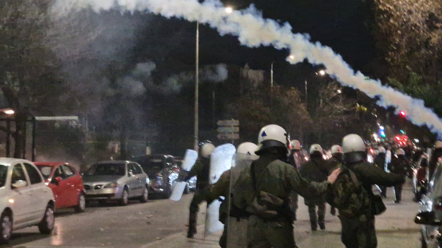 Επεισόδια έξω από το ΑΠΘ - Έπεσαν δακρυγόνα και χημικά