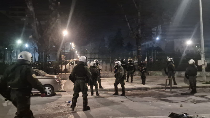 Επεισόδια έξω από το ΑΠΘ - Έπεσαν δακρυγόνα και χημικά