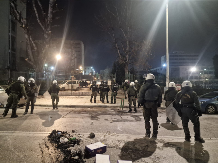 Επεισόδια έξω από το ΑΠΘ - Έπεσαν δακρυγόνα και χημικά