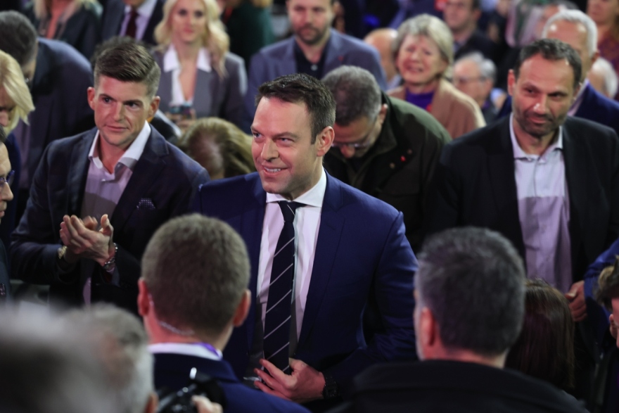 Συνέδριο ΣΥΡΙΖΑ: Χαμογελαστός στις πρώτες σειρές ο Τάιλερ Μακμπέθ - Δείτε φωτογραφίες