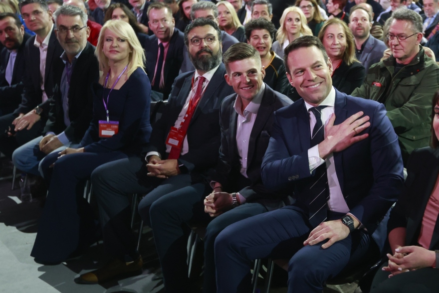 Συνέδριο ΣΥΡΙΖΑ: Χαμογελαστός στις πρώτες σειρές ο Τάιλερ Μακμπέθ - Δείτε φωτογραφίες