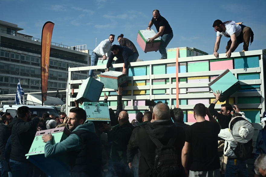 Με κυψέλες έξω από τη Βουλή, φορτηγά και καπνιστήρια στο Σύνταγμα οι μελισσοκόμοι - Δείτε βίντεο και φωτογραφίες