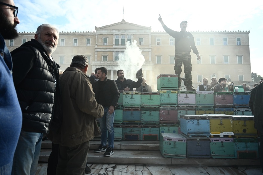 Με κυψέλες έξω από τη Βουλή, φορτηγά και καπνιστήρια στο Σύνταγμα οι μελισσοκόμοι - Δείτε βίντεο και φωτογραφίες