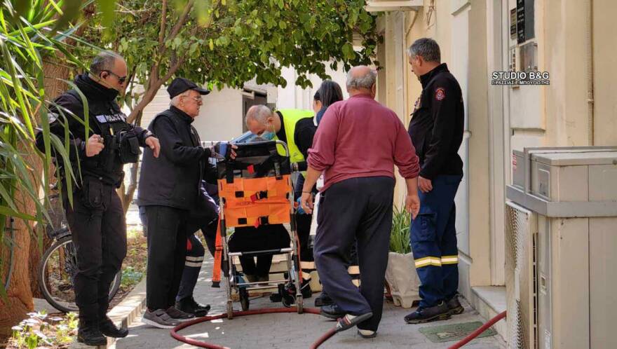 Ναύπλιο: Μεγάλη φωτιά σε διαμέρισμα - Απεγκλωβίστηκαν με αναπνευστικά προβλήματα δύο ηλικιωμένοι