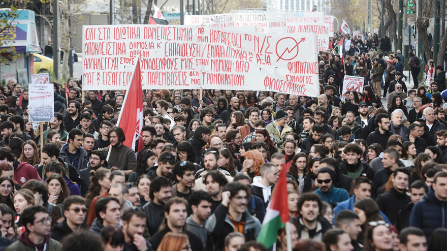 Τριφασικό μπλακ άουτ στο κέντρο της Αθήνας - Έξω από τη βουλή διαδήλωσαν οι φοιτητές  μαζί με τους μελισσοκόμους
