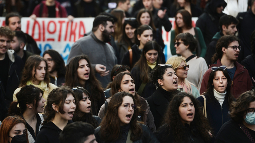 Τριφασικό μπλακ άουτ στο κέντρο της Αθήνας - Έξω από τη βουλή διαδήλωσαν οι φοιτητές  μαζί με τους μελισσοκόμους