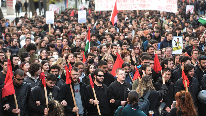 Τριφασικό μπλακ άουτ στο κέντρο της Αθήνας - Έξω από τη βουλή διαδήλωσαν οι φοιτητές  μαζί με τους μελισσοκόμους
