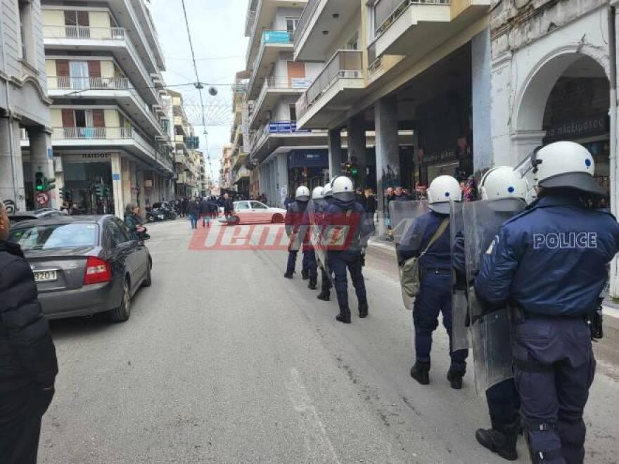 Πάτρα: Επεισόδια στο πανεκπαιδευτικό συλλαλητήριο - Αναρχικοί πέταξαν πέτρες και φωτοβολίδες