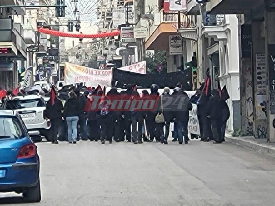 Πάτρα: Επεισόδια στο πανεκπαιδευτικό συλλαλητήριο - Αναρχικοί πέταξαν πέτρες και φωτοβολίδες