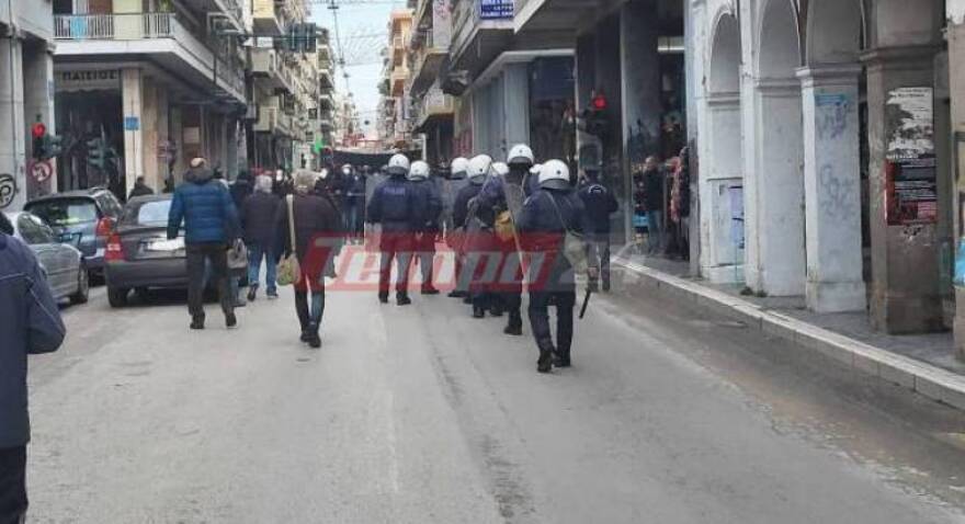 Πάτρα: Επεισόδια στο πανεκπαιδευτικό συλλαλητήριο - Αναρχικοί πέταξαν πέτρες και φωτοβολίδες