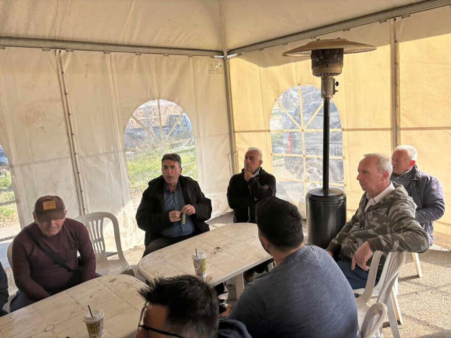 Αγρότες: Επέστρεψαν στον Πλατύκαμπο τα τρακτέρ - Τοπικές συσκέψεις στα μπλόκα για τη συνέχιση των κινητοποιήσεων