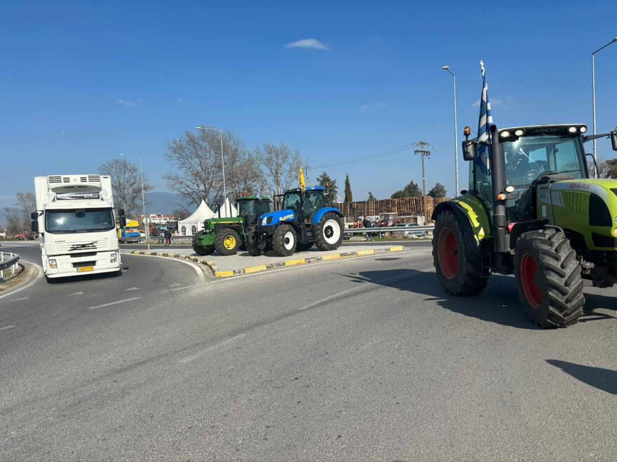 Αγρότες: Επέστρεψαν στον Πλατύκαμπο τα τρακτέρ - Τοπικές συσκέψεις στα μπλόκα για τη συνέχιση των κινητοποιήσεων
