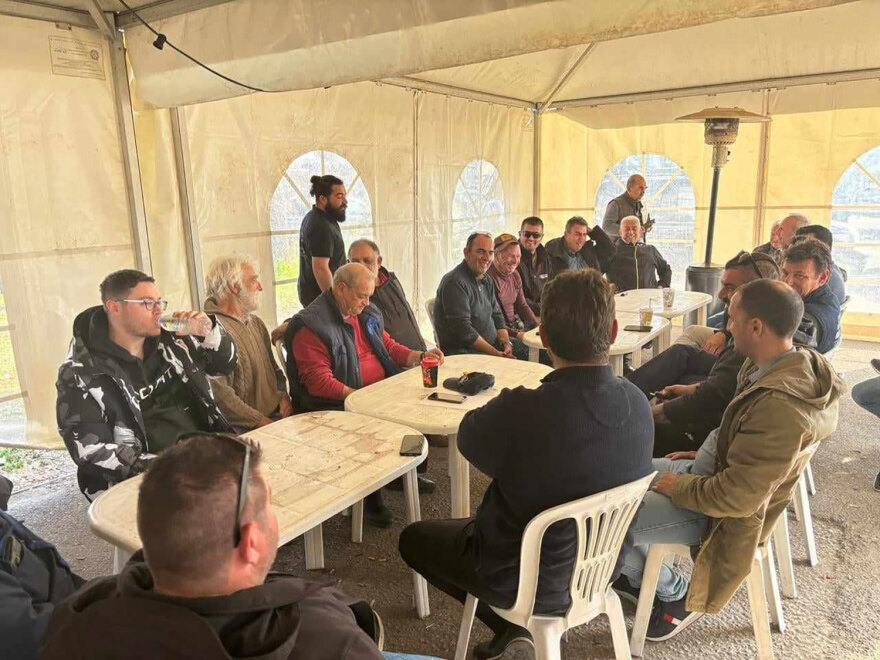 Αγρότες: Επέστρεψαν στον Πλατύκαμπο τα τρακτέρ - Τοπικές συσκέψεις στα μπλόκα για τη συνέχιση των κινητοποιήσεων