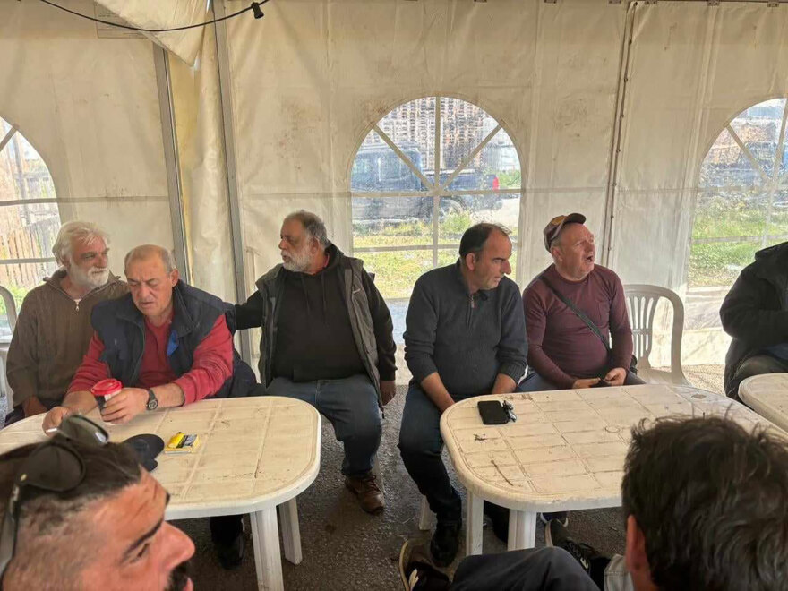 Αγρότες: Επέστρεψαν στον Πλατύκαμπο τα τρακτέρ - Τοπικές συσκέψεις στα μπλόκα για τη συνέχιση των κινητοποιήσεων