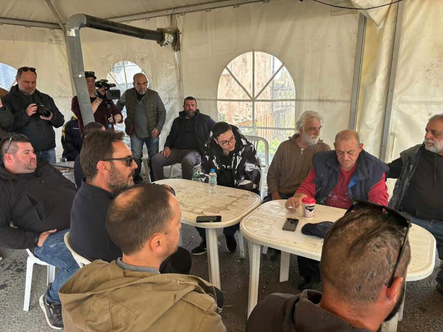 Αγρότες: Επέστρεψαν στον Πλατύκαμπο τα τρακτέρ - Τοπικές συσκέψεις στα μπλόκα για τη συνέχιση των κινητοποιήσεων