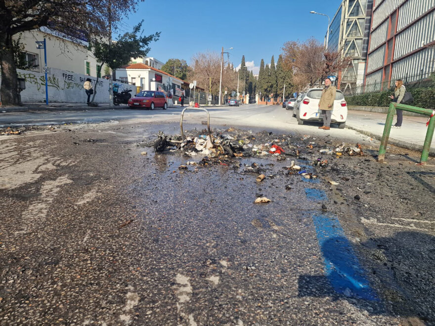 Θεσσαλονίκη: Επεισόδια μετά την πορεία φοιτητών -  Πετροπόλεμος και χημικά στο ΑΠΘ (βίντεο)