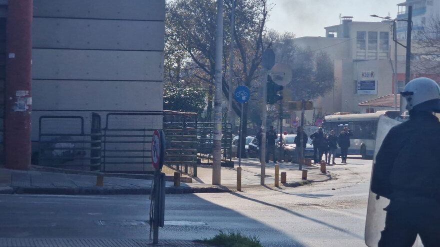 Θεσσαλονίκη: Επεισόδια μετά την πορεία φοιτητών -  Πετροπόλεμος και χημικά στο ΑΠΘ (βίντεο)