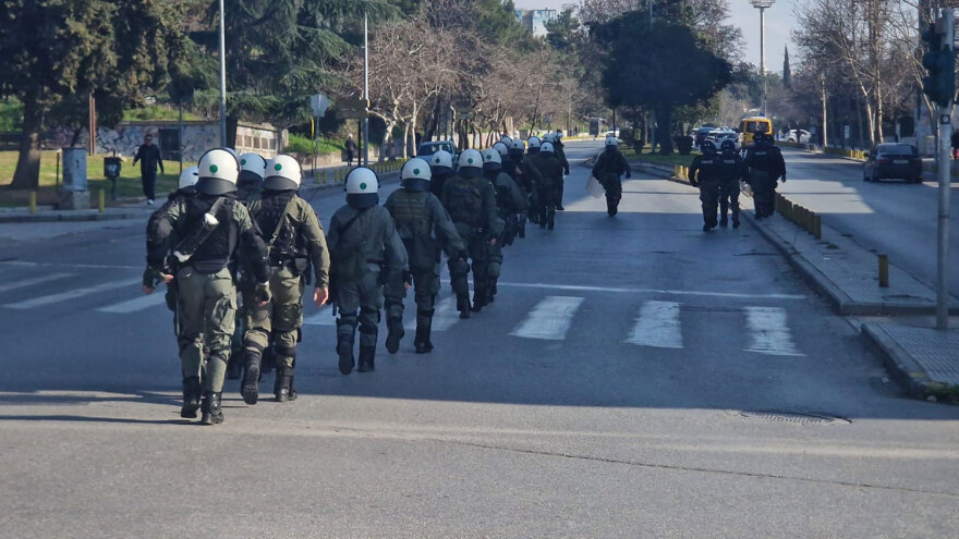 Θεσσαλονίκη: Επεισόδια μετά την πορεία φοιτητών -  Πετροπόλεμος και χημικά στο ΑΠΘ (βίντεο)