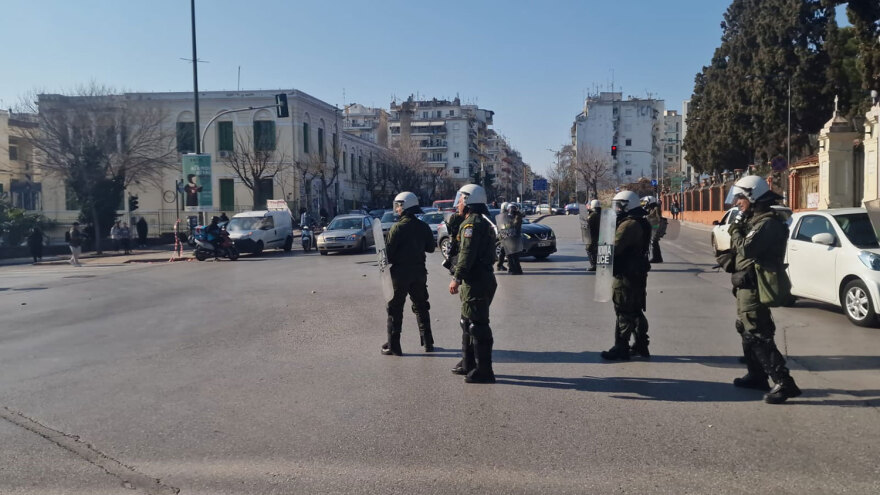 Θεσσαλονίκη: Επεισόδια μετά την πορεία φοιτητών -  Πετροπόλεμος και χημικά στο ΑΠΘ (βίντεο)