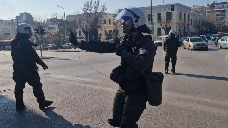 Θεσσαλονίκη: Επεισόδια μετά την πορεία φοιτητών -  Πετροπόλεμος και χημικά στο ΑΠΘ (βίντεο)