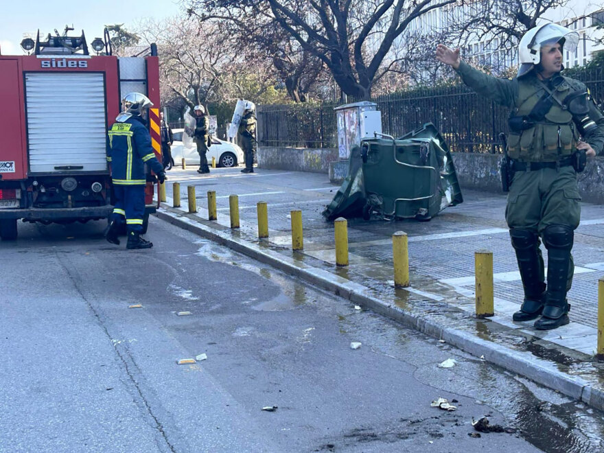 Θεσσαλονίκη: Επεισόδια μετά την πορεία φοιτητών -  Πετροπόλεμος και χημικά στο ΑΠΘ (βίντεο)