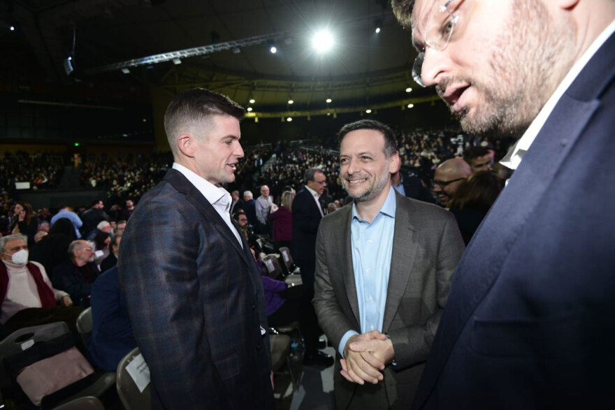 Συνέδριο ΣΥΡΙΖΑ: Χαμογελαστός στις πρώτες σειρές ο Τάιλερ Μακμπέθ - Δείτε φωτογραφίες