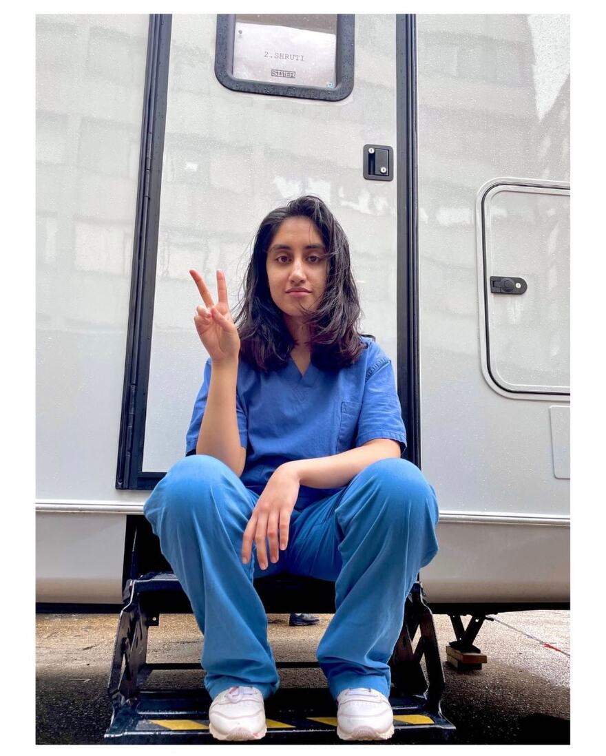 One Day: Ποιοι είναι οι πρωταγωνιστές της σειράς που σαρώνει στο Netflix