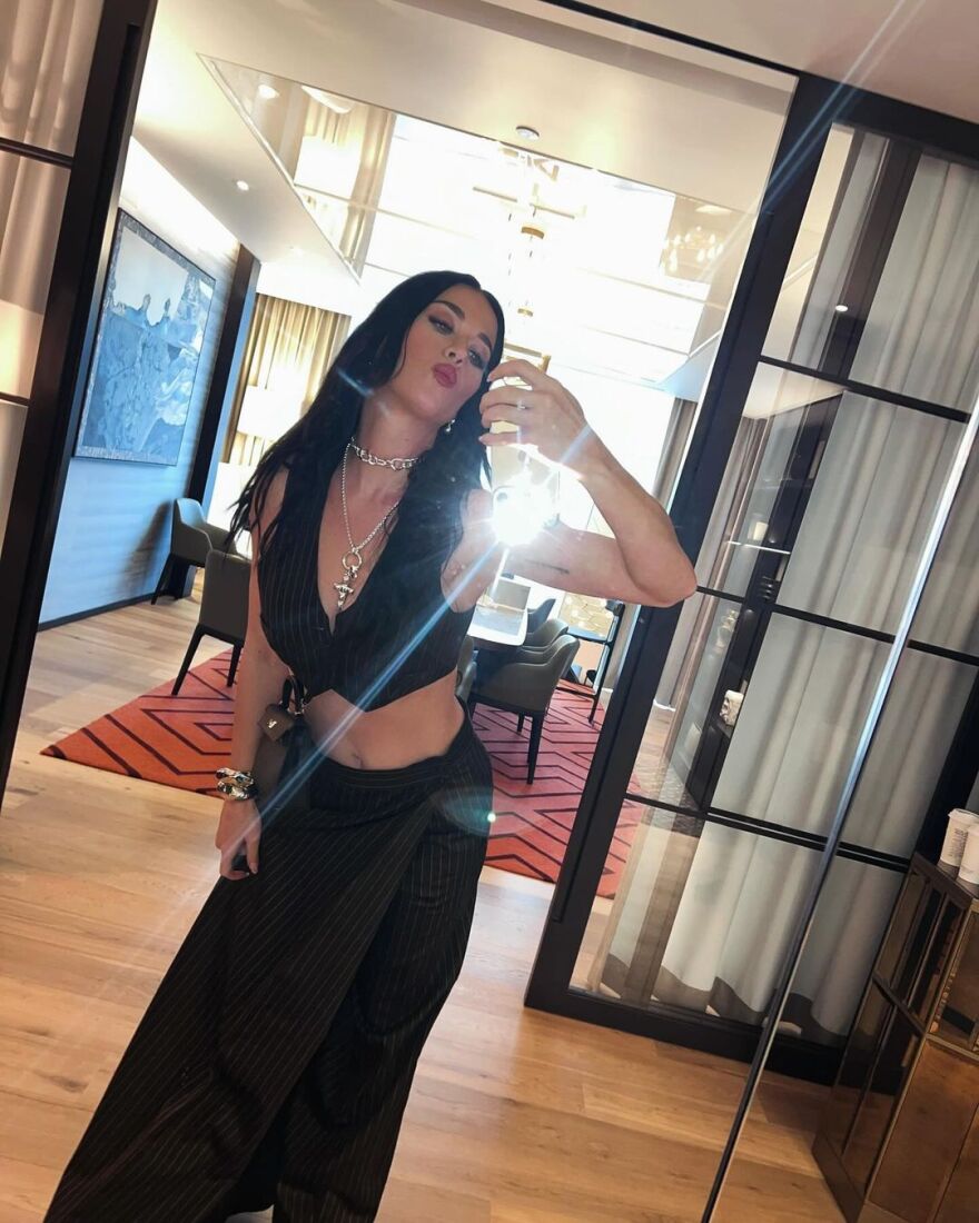 Κέιτι Πέρι: Η φωτογραφία της με την Τέιλορ Σουίφτ στα παρασκήνια της συναυλίας της