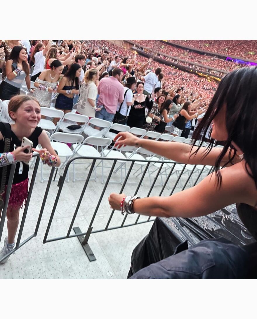 Κέιτι Πέρι: Η φωτογραφία της με την Τέιλορ Σουίφτ στα παρασκήνια της συναυλίας της