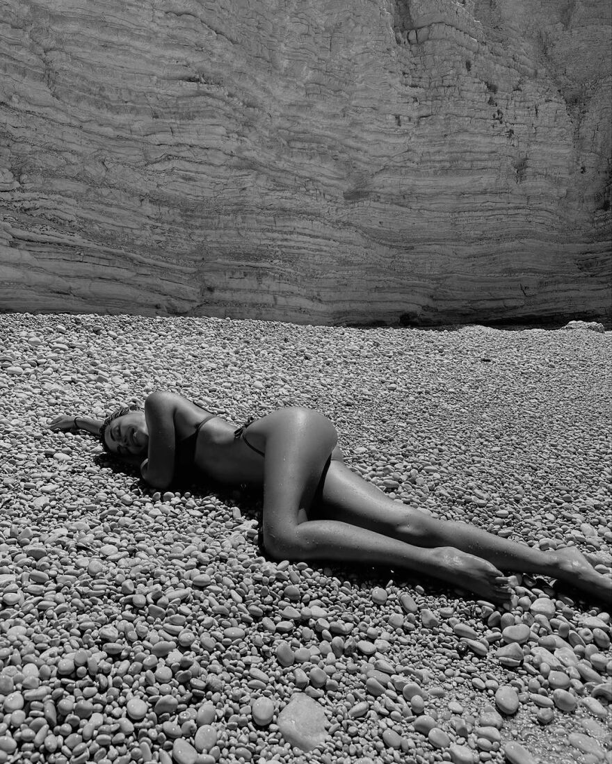 Ελευθερία Ελευθερίου: Αναπολεί το καλοκαίρι - Οι φωτογραφίες στην παραλία