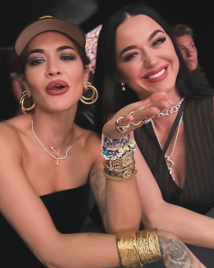 Κέιτι Πέρι: Η φωτογραφία της με την Τέιλορ Σουίφτ στα παρασκήνια της συναυλίας της