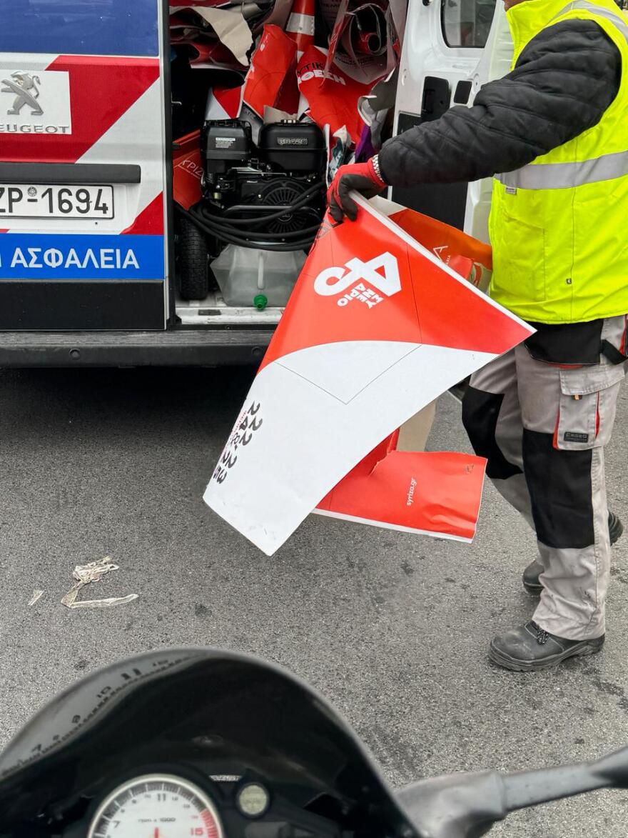 Περιφέρεια Αττικής: Κατέβηκαν ξανά πάνω από 200 αφίσες του ΣΥΡΙΖΑ - Τσουχτερό πρόστιμο για την Κουμουνδούρου