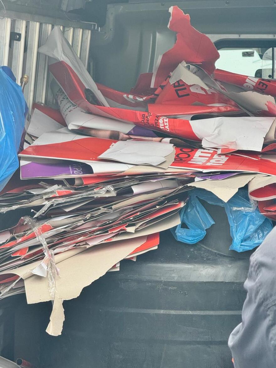 Περιφέρεια Αττικής: Κατέβηκαν ξανά πάνω από 200 αφίσες του ΣΥΡΙΖΑ - Τσουχτερό πρόστιμο για την Κουμουνδούρου