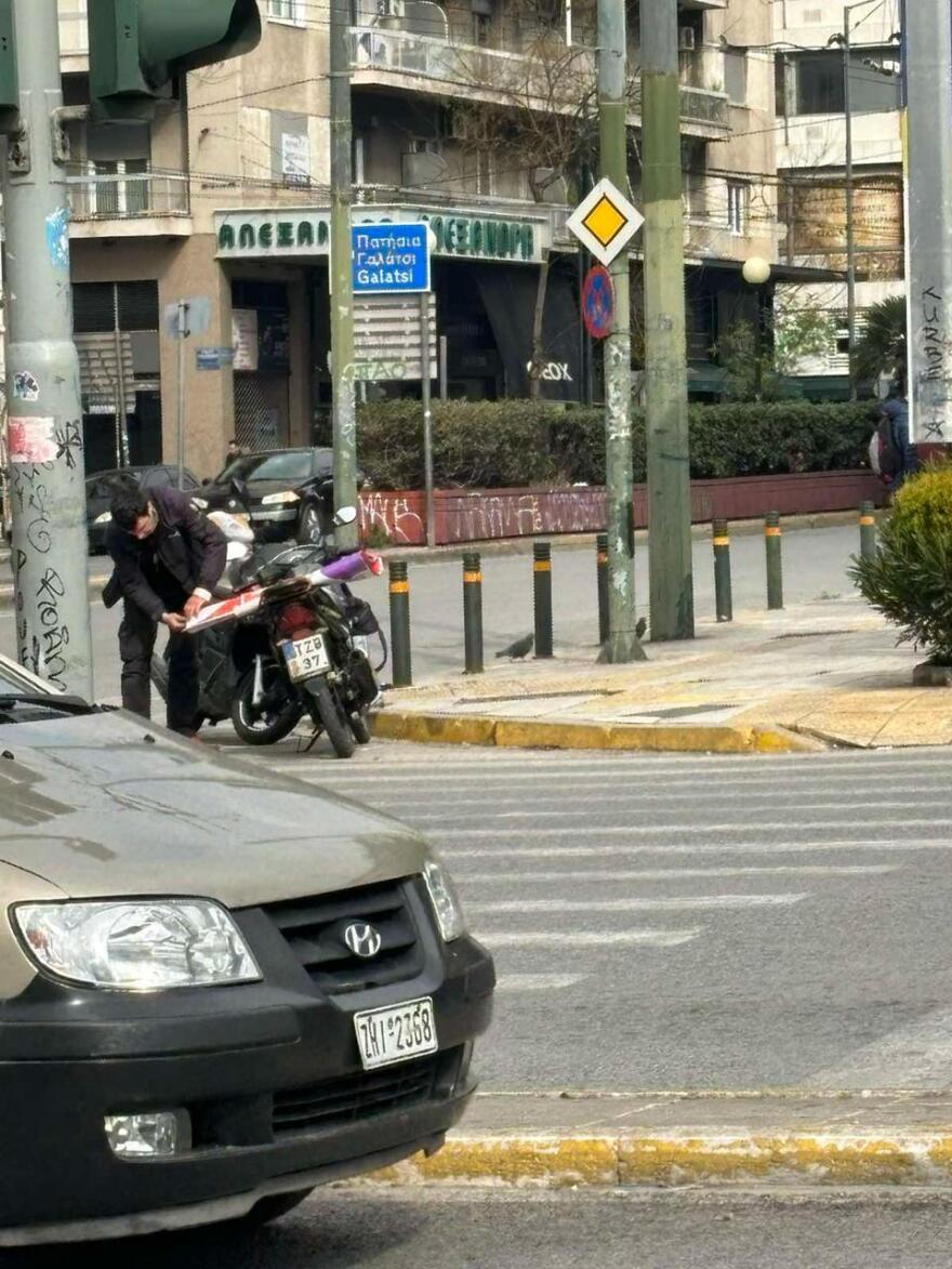 Περιφέρεια Αττικής: Κατέβηκαν ξανά πάνω από 200 αφίσες του ΣΥΡΙΖΑ - Τσουχτερό πρόστιμο για την Κουμουνδούρου