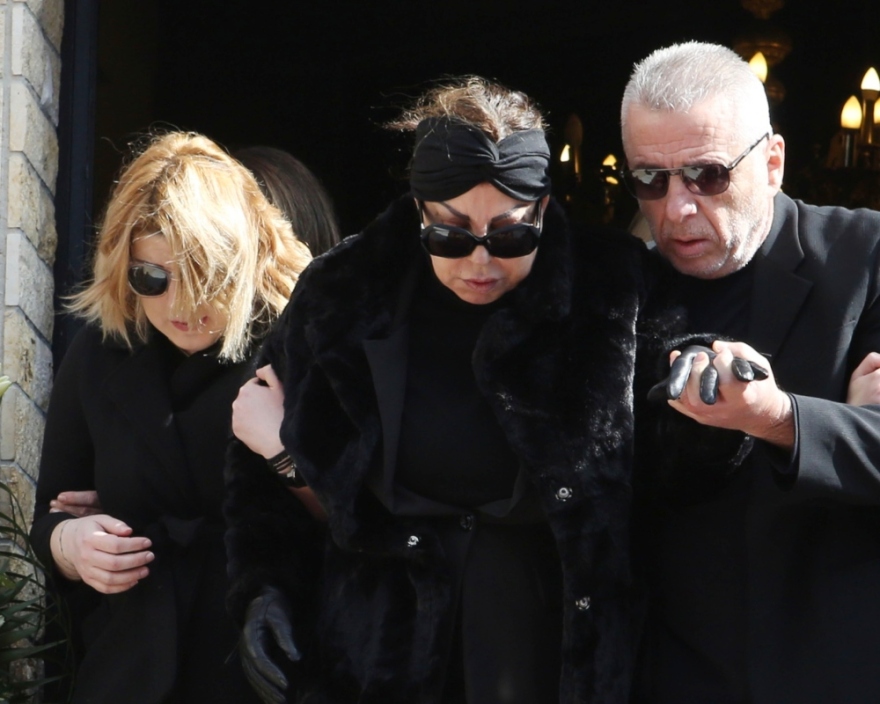 Άντζελα Δημητρίου: Υποβασταζόμενη από την κόρη της στην κηδεία της μητέρας της - Δείτε βίντεο