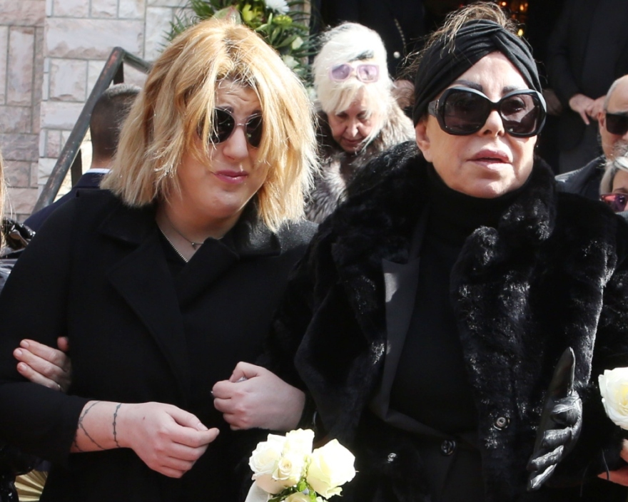 Άντζελα Δημητρίου: Υποβασταζόμενη από την κόρη της στην κηδεία της μητέρας της - Δείτε βίντεο