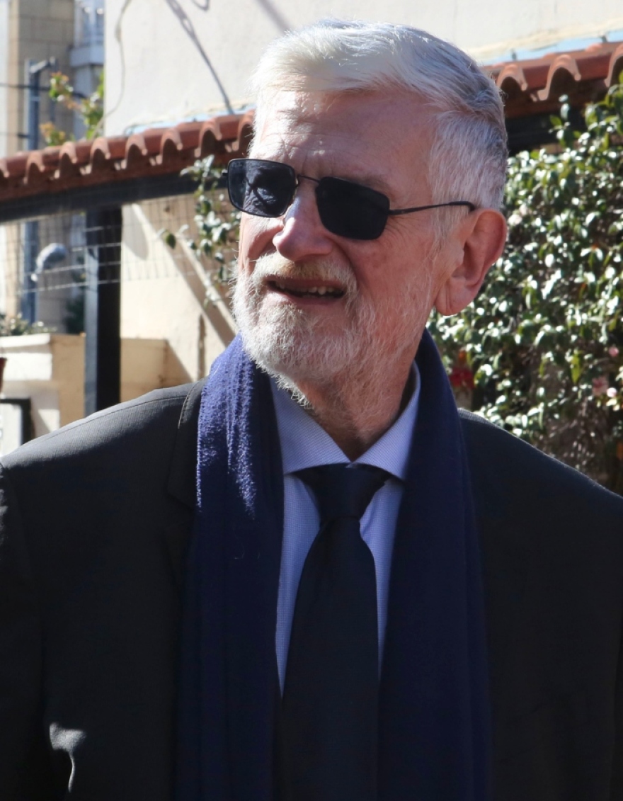 Άντζελα Δημητρίου: Υποβασταζόμενη από την κόρη της στην κηδεία της μητέρας της - Δείτε βίντεο