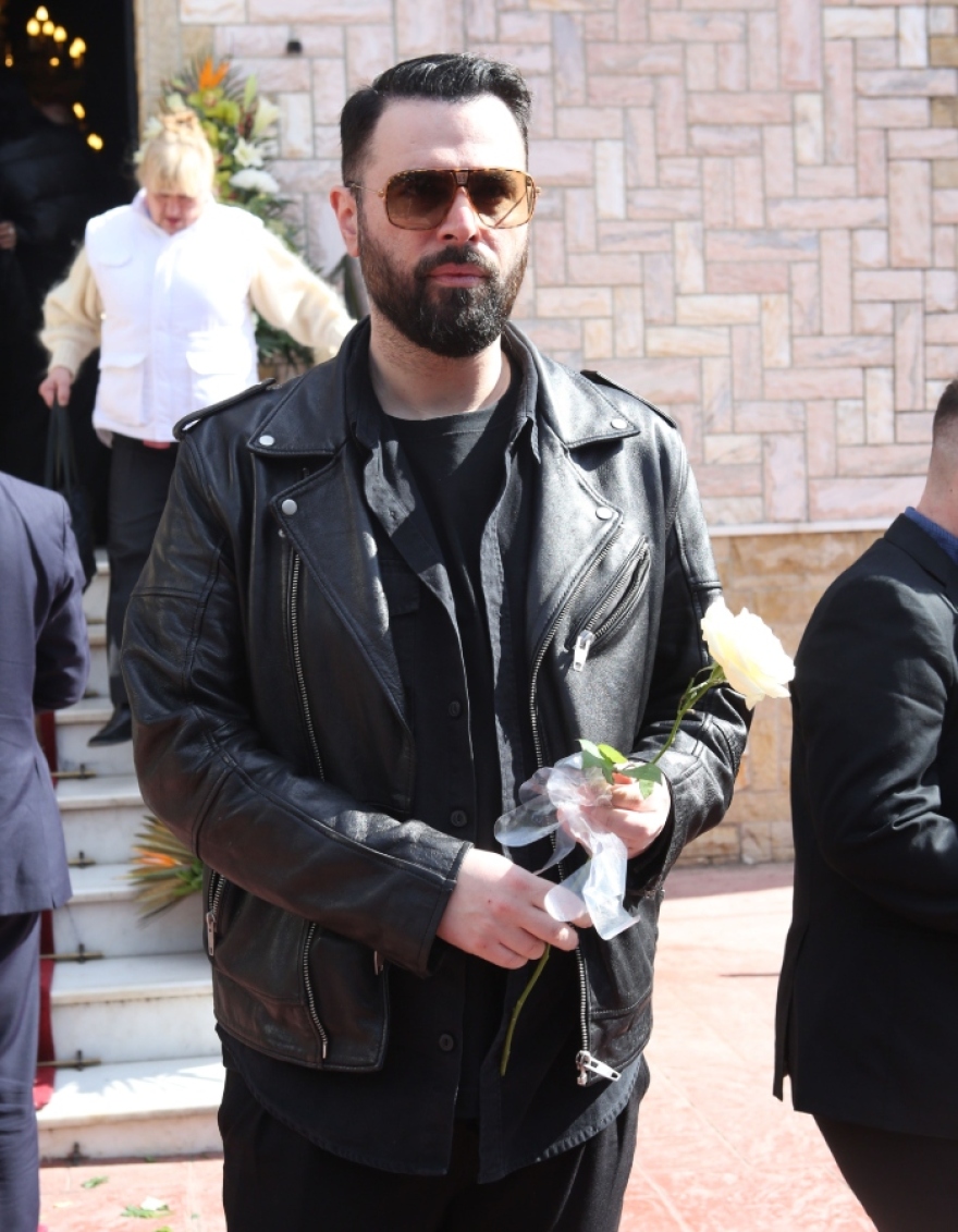 Άντζελα Δημητρίου: Υποβασταζόμενη από την κόρη της στην κηδεία της μητέρας της - Δείτε βίντεο